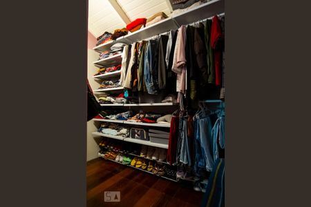 Casa à venda com 600m², 4 quartos e 2 vagasCloset da suíte 2