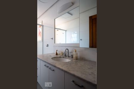 Casa à venda com 600m², 4 quartos e 2 vagasBanheiro