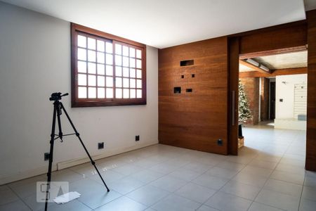 Casa à venda com 600m², 4 quartos e 2 vagasEscritório