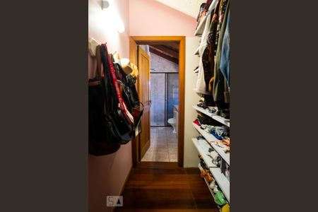 Casa à venda com 600m², 4 quartos e 2 vagasCloset da suíte 2