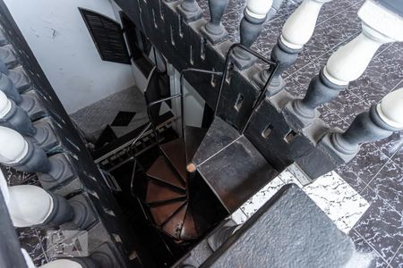 Casa à venda com 350m², 4 quartos e 3 vagasEscada de acesso ao salão de festas