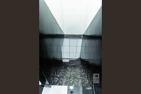 Casa à venda com 350m², 4 quartos e 3 vagasEscada acesso à cozinha e quartos