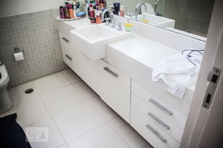 Apartamento à venda com 174m², 3 quartos e 2 vagasDetalhe do Banheiro da Suite