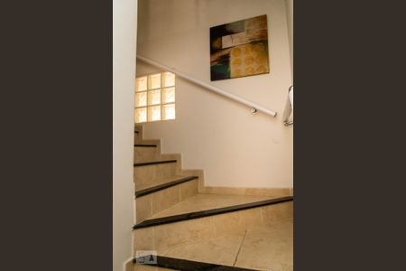 Casa à venda com 288m², 4 quartos e 4 vagasEscada