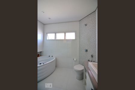 Casa à venda com 340m², 4 quartos e 4 vagasBanheiro da Suíte 1