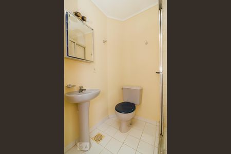 Banheiro de kitnet/studio para alugar com 1 quarto, 26m² em Menino Deus, Porto Alegre