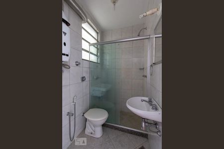Banheiro de kitnet/studio para alugar com 1 quarto, 30m² em Botafogo, Rio de Janeiro