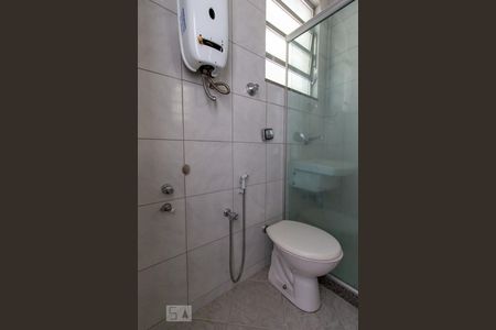 Banheiro de kitnet/studio para alugar com 1 quarto, 30m² em Botafogo, Rio de Janeiro