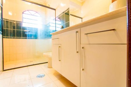 Casa à venda com 245m², 4 quartos e 2 vagasBanheiro do quarto 1