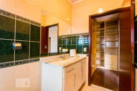 Casa à venda com 245m², 4 quartos e 2 vagasBanheiro do quarto 1