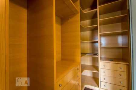 Casa à venda com 245m², 4 quartos e 2 vagasCloset do quarto 1