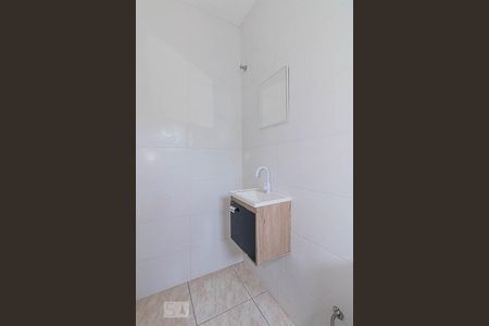 Banheiro de casa de condomínio para alugar com 1 quarto, 30m² em Parque Casa de Pedra, São Paulo