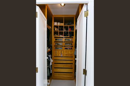 Apartamento à venda com 257m², 4 quartos e 4 vagasCloset da suíte 1