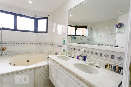 Apartamento à venda com 257m², 4 quartos e 4 vagasBanheiro da Suíte 1