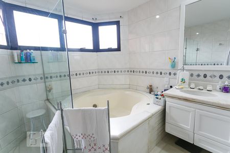 Apartamento à venda com 257m², 4 quartos e 4 vagasBanheiro da Suíte 1