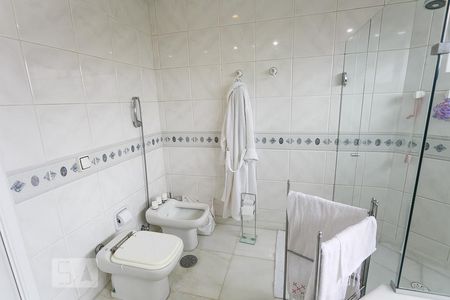 Apartamento à venda com 257m², 4 quartos e 4 vagasBanheiro da Suíte 1