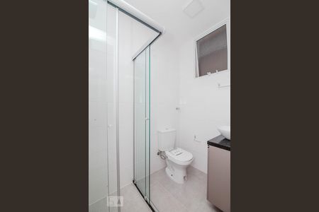 Banheiro de kitnet/studio à venda com 1 quarto, 30m² em Independência, Porto Alegre