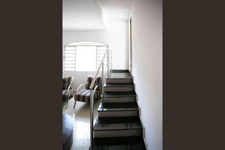 Casa à venda com 378m², 4 quartos e 5 vagasEscada