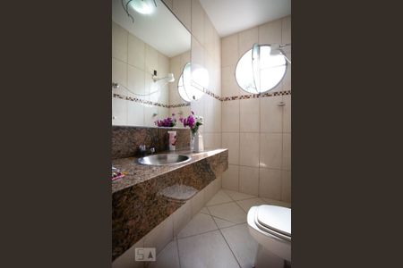 Casa à venda com 378m², 4 quartos e 5 vagasBanheiro Social