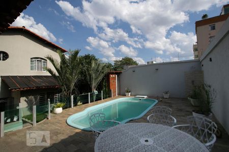 Casa à venda com 378m², 4 quartos e 5 vagasPiscina