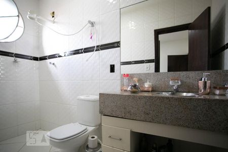 Casa à venda com 378m², 4 quartos e 5 vagasBanheiro da Suíte 1