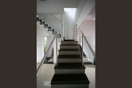 Casa à venda com 378m², 4 quartos e 5 vagasEscada