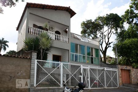 Casa à venda com 378m², 4 quartos e 5 vagasFachada