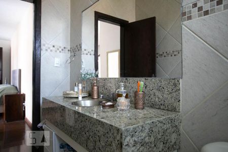 Casa à venda com 378m², 4 quartos e 5 vagasBanheiro da Suíte 2