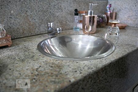 Casa à venda com 378m², 4 quartos e 5 vagasBanheiro da Suíte 1