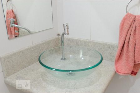 Casa à venda com 235m², 3 quartos e 2 vagas Casa à venda com 235m², 3 quartos e 2 vagasBanheiro