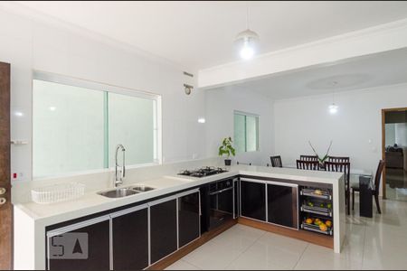 Casa à venda com 235m², 3 quartos e 2 vagas Casa à venda com 235m², 3 quartos e 2 vagasCozinha