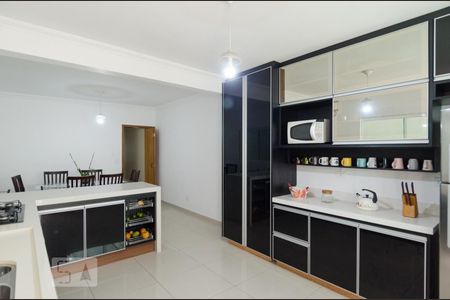 Casa à venda com 235m², 3 quartos e 2 vagas Casa à venda com 235m², 3 quartos e 2 vagasCozinha
