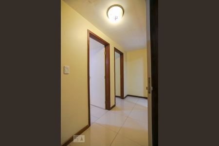 Casa à venda com 600m², 4 quartos e 3 vagas Casa à venda com 600m², 4 quartos e 3 vagasCorredor