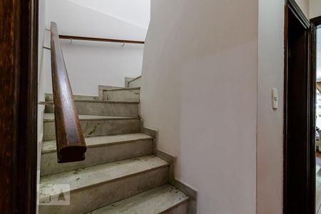 Casa à venda com 225m², 3 quartos e 2 vagasEscada