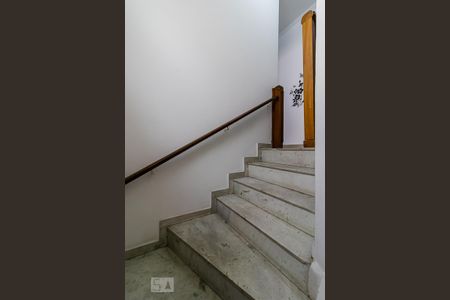 Casa à venda com 225m², 3 quartos e 2 vagasEscada