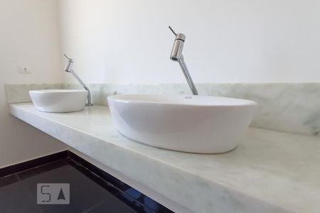 Casa de condomínio à venda com 488m², 4 quartos e 5 vagas Casa de condomínio à venda com 488m², 4 quartos e 5 vagasDetalhe banheiro suíte master - Pias