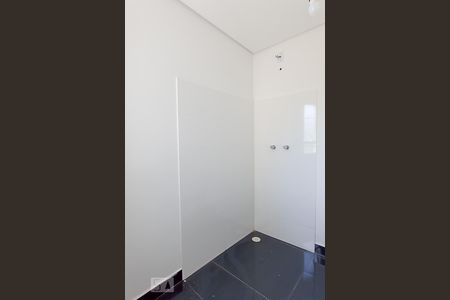 Casa de condomínio à venda com 488m², 4 quartos e 5 vagas Casa de condomínio à venda com 488m², 4 quartos e 5 vagasBanheiro suíte 3