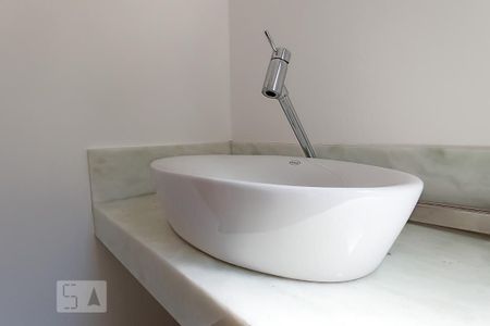 Casa de condomínio à venda com 488m², 4 quartos e 5 vagas Casa de condomínio à venda com 488m², 4 quartos e 5 vagasBanheiro