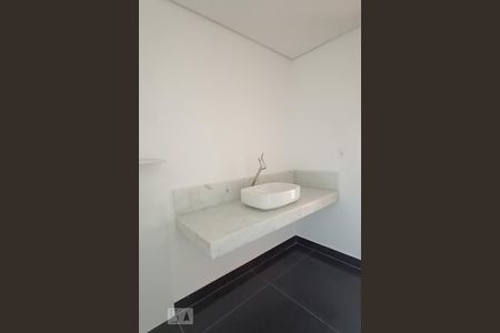 Casa de condomínio à venda com 488m², 4 quartos e 5 vagas Casa de condomínio à venda com 488m², 4 quartos e 5 vagasBanheiro suíte 2