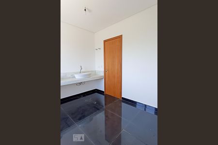 Casa de condomínio à venda com 488m², 4 quartos e 5 vagas Casa de condomínio à venda com 488m², 4 quartos e 5 vagasBanheiro suíte master