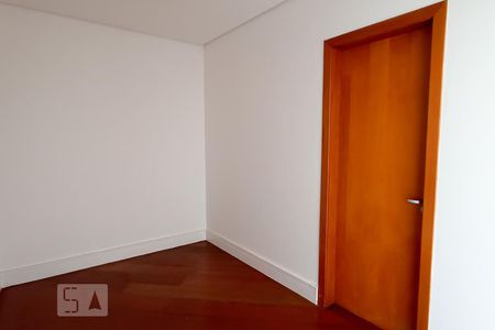 Casa de condomínio à venda com 488m², 4 quartos e 5 vagas Casa de condomínio à venda com 488m², 4 quartos e 5 vagasCloset suíte master