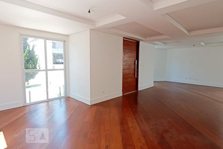 Casa de condomínio à venda com 488m², 4 quartos e 5 vagas Casa de condomínio à venda com 488m², 4 quartos e 5 vagasSala