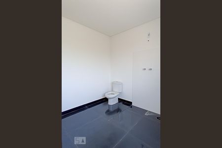 Casa de condomínio à venda com 488m², 4 quartos e 5 vagas Casa de condomínio à venda com 488m², 4 quartos e 5 vagasBanheiro suíte master