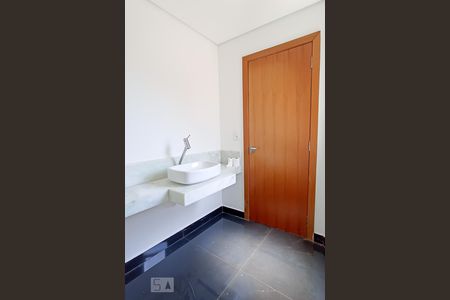 Casa de condomínio à venda com 488m², 4 quartos e 5 vagas Casa de condomínio à venda com 488m², 4 quartos e 5 vagasBanheiro suíte 3