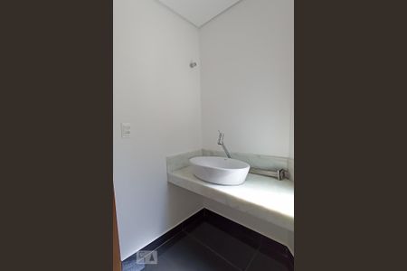 Casa de condomínio à venda com 488m², 4 quartos e 5 vagas Casa de condomínio à venda com 488m², 4 quartos e 5 vagasBanheiro