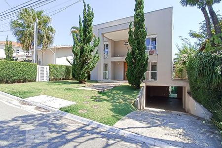 Casa de condomínio à venda com 488m², 4 quartos e 5 vagas Casa de condomínio à venda com 488m², 4 quartos e 5 vagasFachada