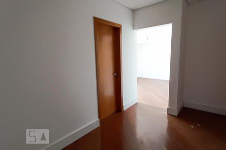 Casa de condomínio à venda com 488m², 4 quartos e 5 vagas Casa de condomínio à venda com 488m², 4 quartos e 5 vagasCloset suíte master