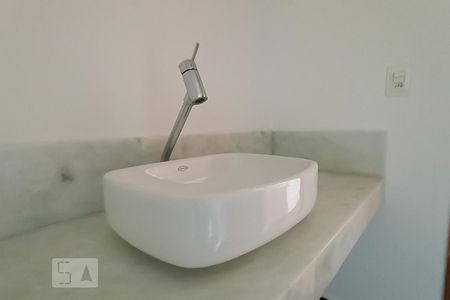 Casa de condomínio à venda com 488m², 4 quartos e 5 vagas Casa de condomínio à venda com 488m², 4 quartos e 5 vagasDetalhe banheiro suíte 2 - Pia