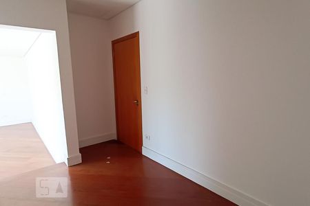 Casa de condomínio à venda com 488m², 4 quartos e 5 vagas Casa de condomínio à venda com 488m², 4 quartos e 5 vagasCloset suíte master
