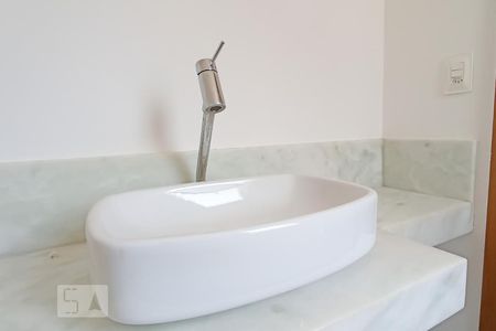 Casa de condomínio à venda com 488m², 4 quartos e 5 vagas Casa de condomínio à venda com 488m², 4 quartos e 5 vagasDetalhe banheiro suíte 3 - Pia